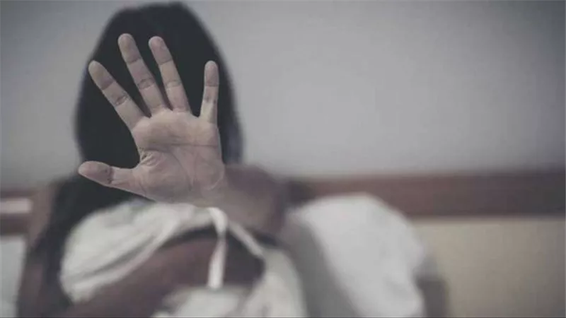 هتك عرض فتاة في العيادة.. القصة الكاملة لإحالة طبيب بالتجمع للجنايات 