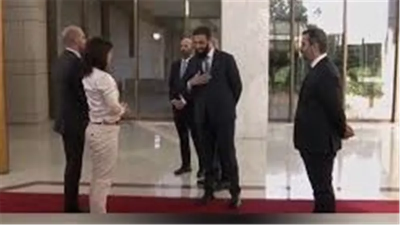 كواليس وتفاصيل مثيرة عن زيارة وزيري خارجية ألمانيا وفرنسا لسوريا.. الكاجوال والمصافحة | فيديو