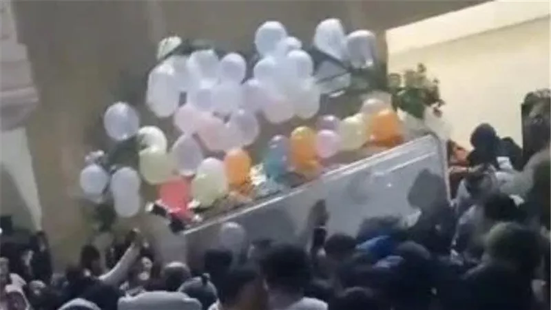  زينو النعش بالبلالين والنخيل.. زغاريد واحتفالات في جنازة شاب بالدقهلية | شاهد