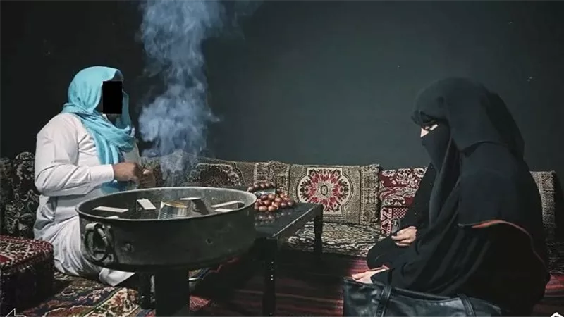 صور الضحايا في أوضاع خادشة..تفاصيل القبض على دجال كرموز 