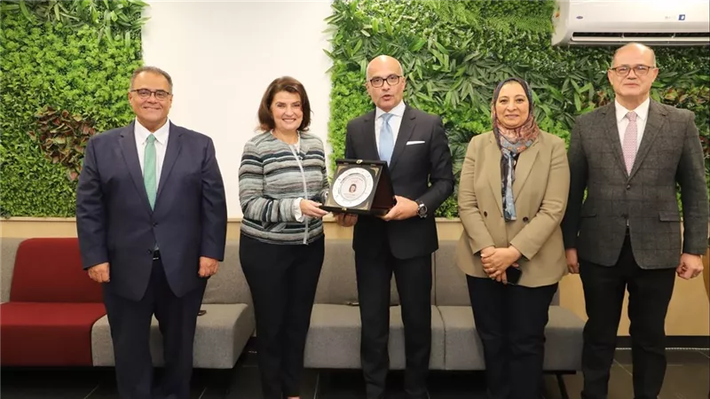 رئيس جامعة عين شمس يكرم مدير قطاع العلاقات الدولية ومدير إدارة المنح