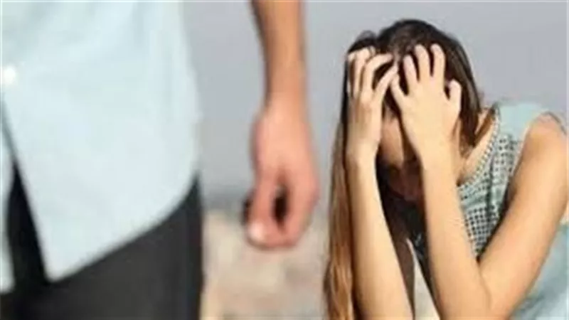 بتنزل الشارع بعباية شفافة والشباب بيستنوها.. علي يطلب تطليق زوجته في محكمة الأسرة