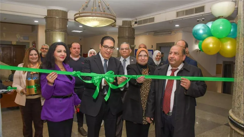 رئيس جامعة القاهرة يفتتح أول جهاز لإعادة تدوير العبوات البلاستيكية والمعدنية بالجامعة