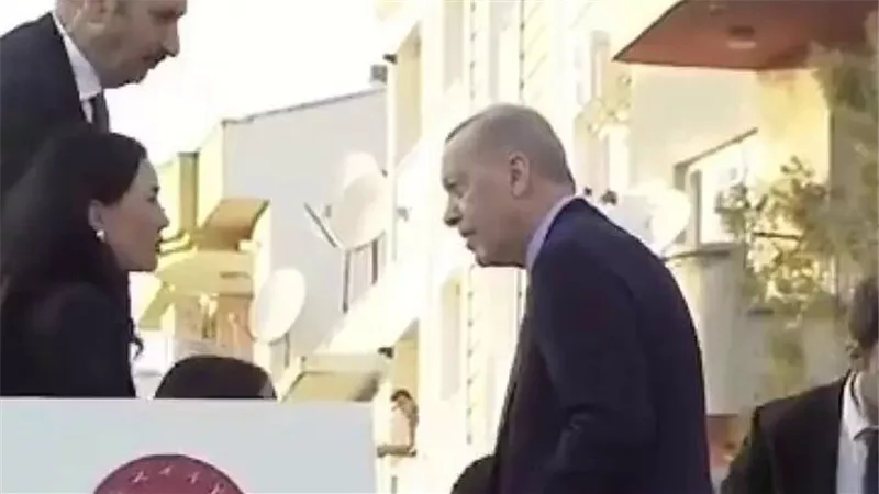 مشهد تقبيل يد أردوغان يثير الجدل في تركيا | فيديو