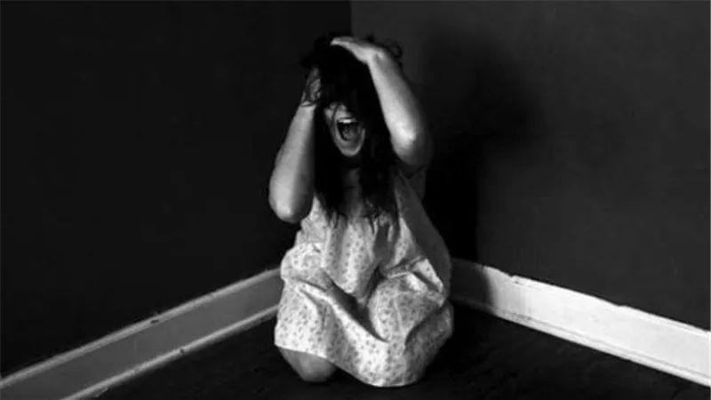 قيدوها بالسلاسل والأقفال 6 سنوات.. القصة الكاملة لاحتجاز فتاة البدرشين داخل غرفة مظلمة 