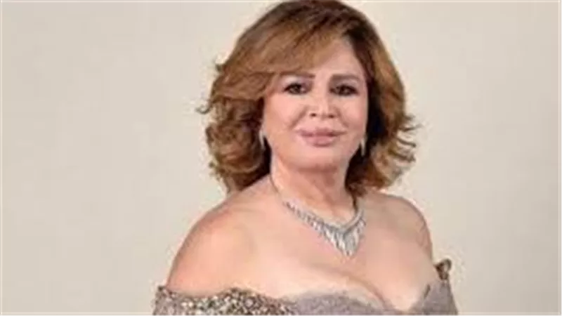 فستان قصير.. إلهام شاهين تثير ضجة بهذه الإطلالة | شاهد
