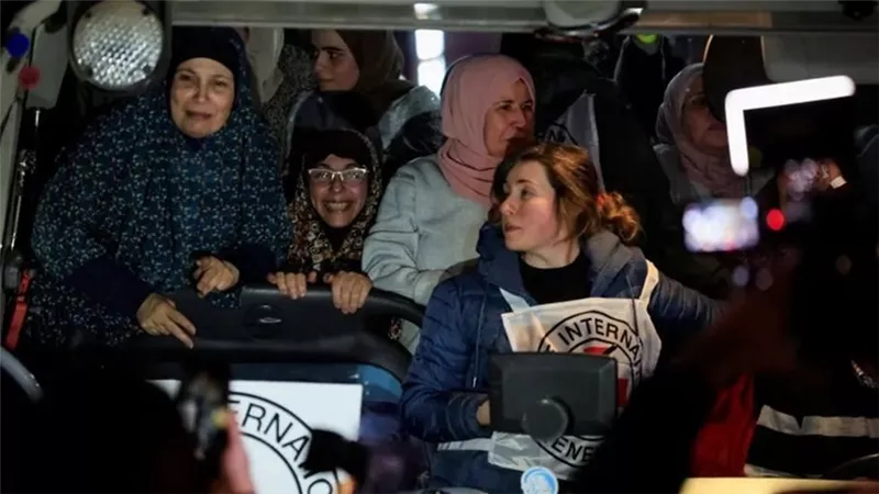 فرحة ناقصة.. الأسرى المحررون يشكرون الحشود ويدعون للتضامن مع من بقي خلف القضبان