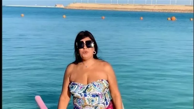  شوية دلع من اللي اتمنع.. فيفي عبده تمازح جمهورها من كواليس العتاولة 2 | فيديو