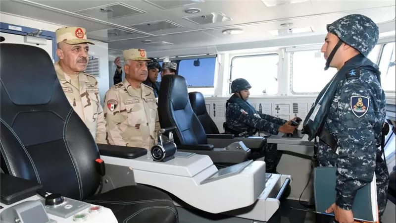 وزير الدفاع يتفقد قاعدة البحر الأحمر البحرية ويلتقى بعدد من المقاتلين.. صور