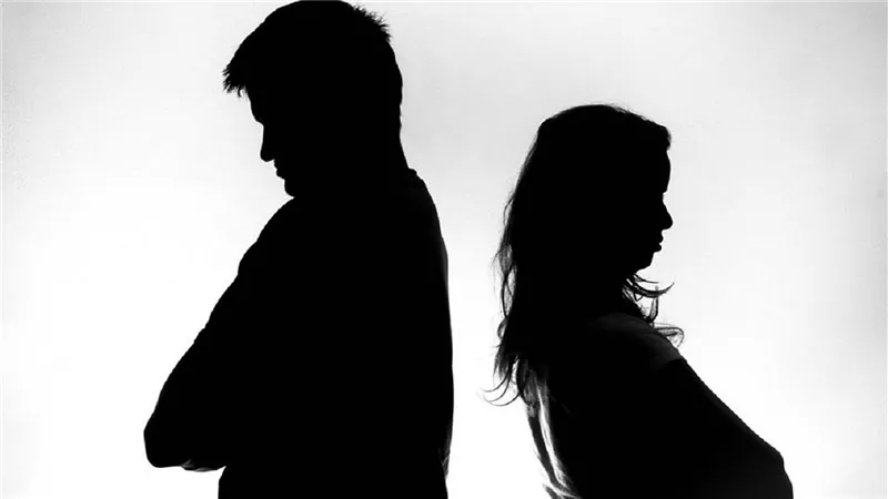 تزوجتني عند وكتبت ميراثها لطليقها وبتصرف عليه.. طه يقاضي زوجته في محكمة الأسرة