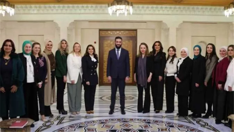 والله واحدة ما في غيرها.. مفاجأة عن زوجة أحمد الشرع 