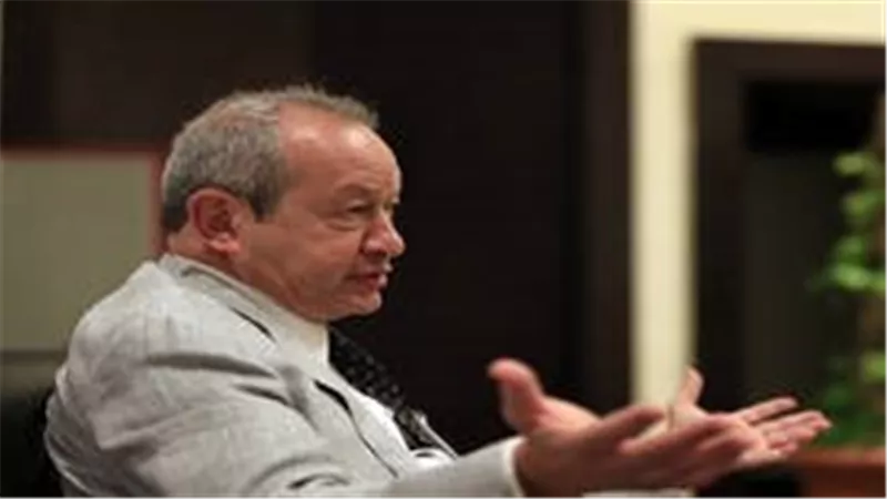 نجيب ساويرس يكشف سر منافسته لمن هم في عمر الثلاثين | فيديو