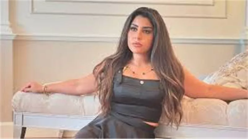 بمعطف فرو أنيق.. أيتن عامر تثير ضجة بإطلالتها في باريس | شاهد 