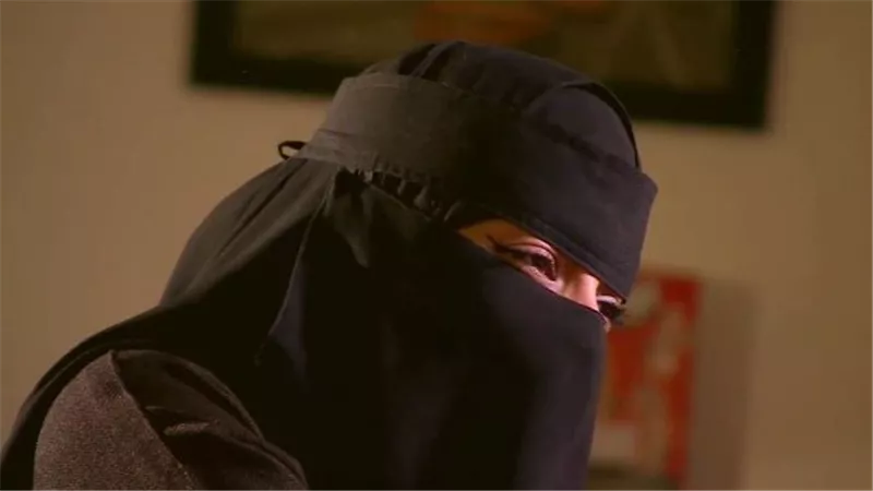 طلبت منه الخلع.. زوج ينشر صور وفيديوهات فاضحة لزوجته