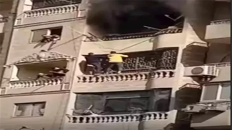 فيلم أكشن في الواقع.. شباب ينقذون 3 أطفال من الموت حرقًا في فيصل