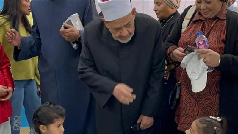  الإمام الأكبر يجيب.. طفلة تسأل شيخ الأزهر: صديقتي أجمل مني وأغيرُ منها فهل هذا حسد؟ 