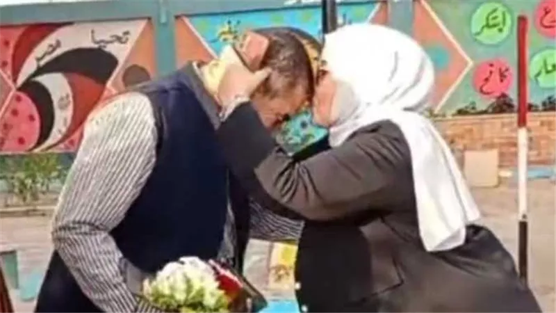 بوكيه ورد وقبلة يد في طابور الصباح.. القصة الكاملة لوكيلة المدرسة وزوجها بالشرقية | فيديو