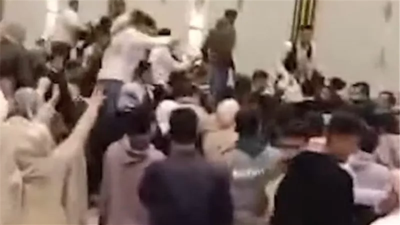 تفاصيل خناقة فرح الشرقية.. المعازيم كسروا القاعة والعريس قلع الحزام ونزل ضرب في أهل العروسة | شاهد الفيديو 