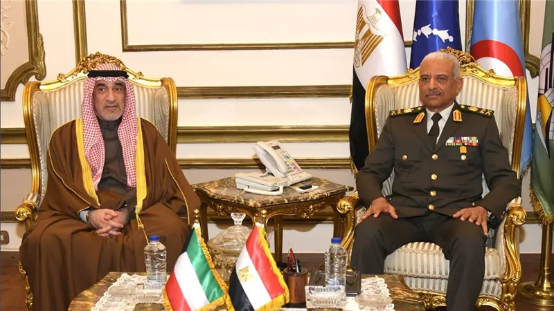 وزير الدفاع يلتقى النائب الأول لرئيس مجلس الوزراء ووزير الدفاع ووزير الداخلية الكويتى