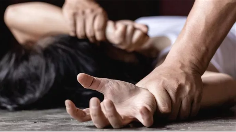 استدرجوا فتاة وهتكوا عرضها بالإكراه.. القصة الكاملة لإحالة أوراق حلاق القليوبية للمفتي 