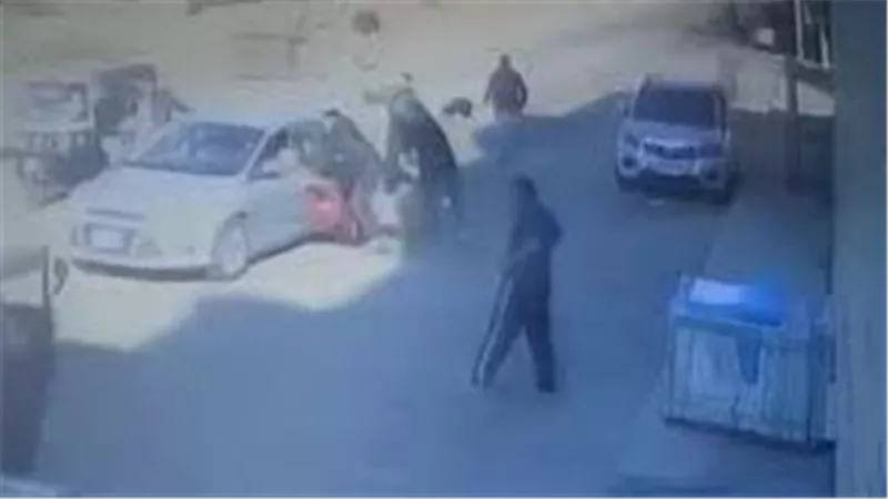 كواليس سحل سيدة وشقيقتها بسيارة طليقها أمام محكمة الأسرة | شاهد