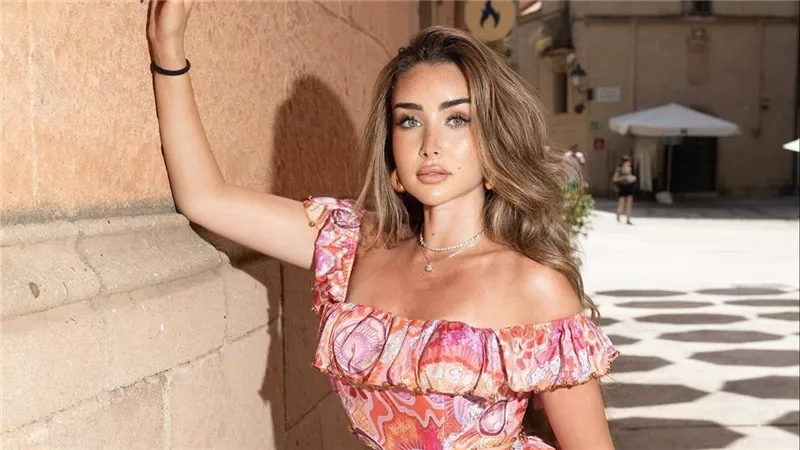 بالحجاب والعباءة السوداء.. هنا الزاهد تثير ضجة بهذه الإطلالة | شاهد