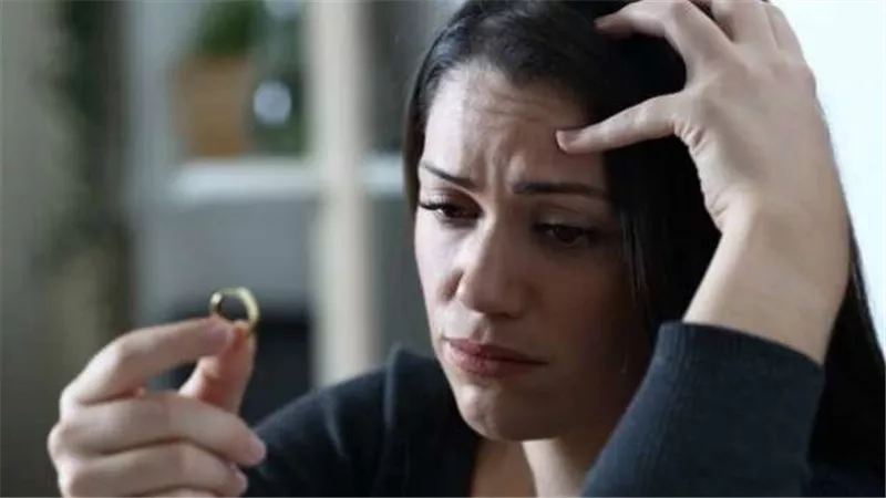 بيعملي أعمال.. عروسة تطلب الخلع في محكمة الأسرة بعد شهرين زواج