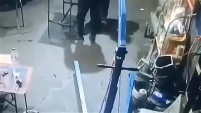 شهامة مصري.. حضن زميله لينقذه من الحرق في ورشة سيارات | فيديو