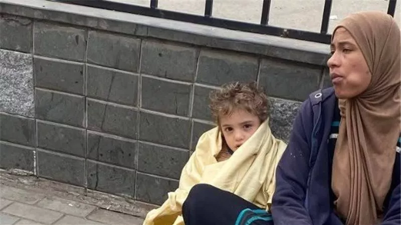 مش مخطوف.. القصة الكاملة للعثور على طفل أشقر مع متسولة بميدان الألف مسكن | شاهد