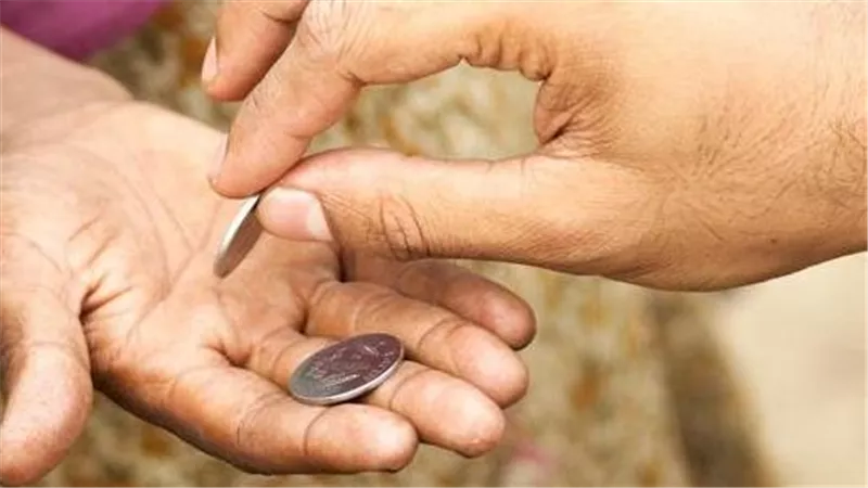  هل تجوز الصدقة أو الزكاة على شخص مدخن؟.. أمين الفتوى يجيب | فيديو