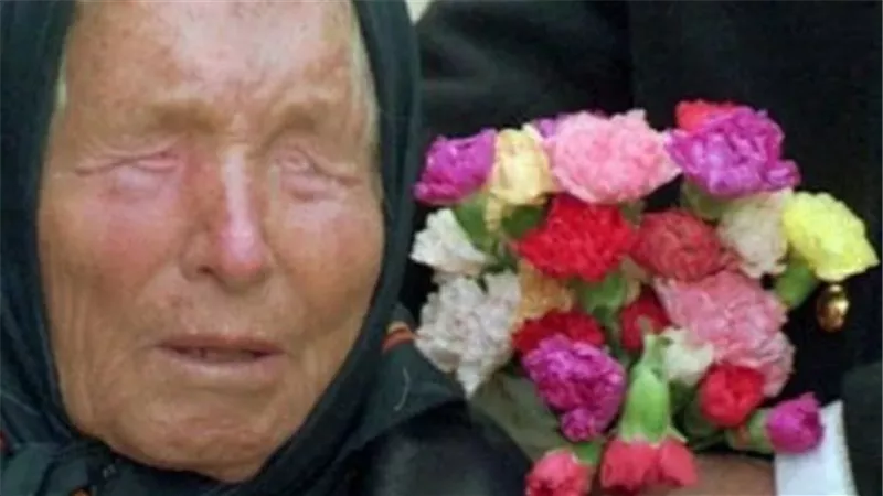 سيد العالم ولقاء أول بالفضائيين.. مفاجأة مثيرة في تنبؤات العرافة العمياء لـ2025 