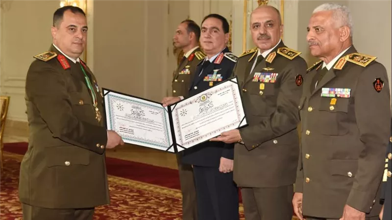 وزير الدفاع يكرم عددًا من القادة الذين أوفوا العطاء بالقوات المسلحة.. صور