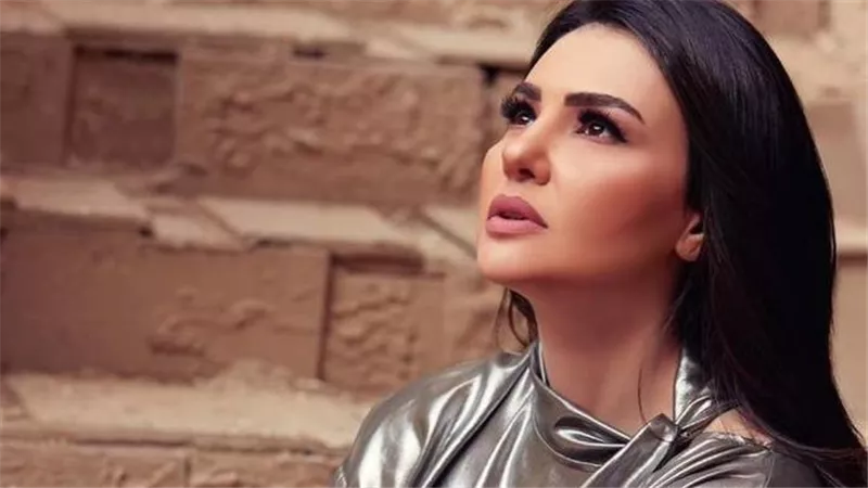  بالشورت.. دينا فؤاد تثير الجدل في أحدث جلسة تصوير | شاهد