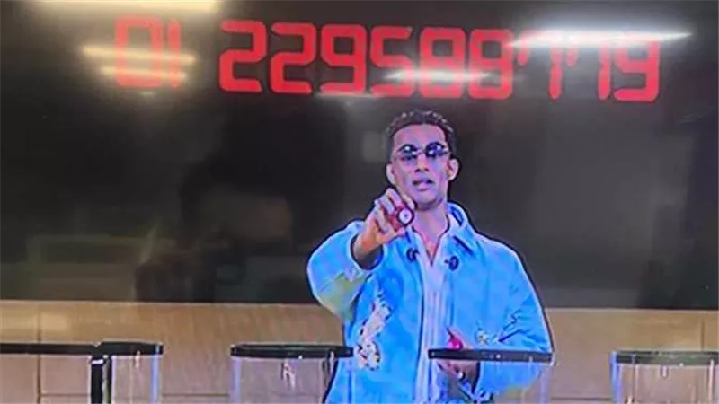 «عشان بيخرجها».. محمد رمضان يفاجئ رجلًا وزوجته بمبلغ مالي