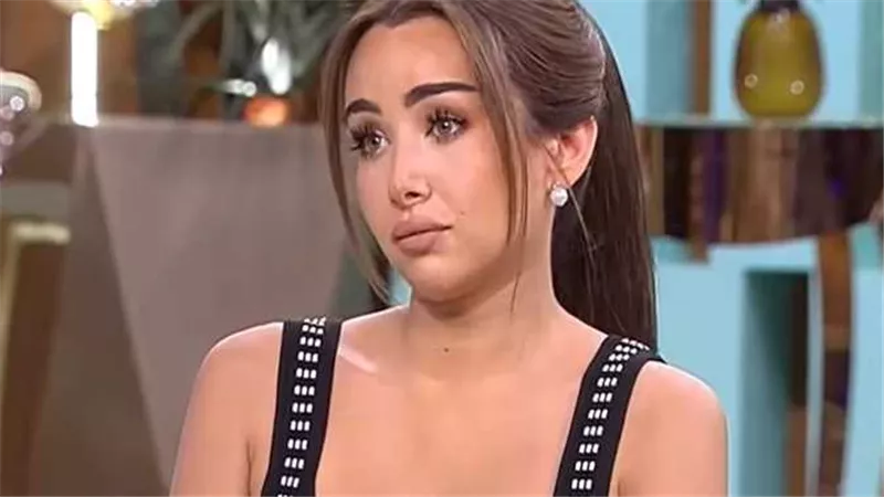  سالي عبدالسلام تجيب.. هل زوجة كريم فهمي سبب طلاق هنا الزاهد؟ | فيديو