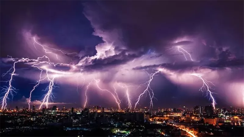 بعد وفاة سيدة بالغربية.. كيف تنقذ نفسك من البرق؟