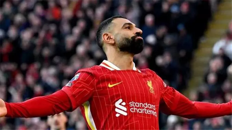 خانة اليك.. كيف حاصر محمد صلاح إدارة ليفربول؟ 