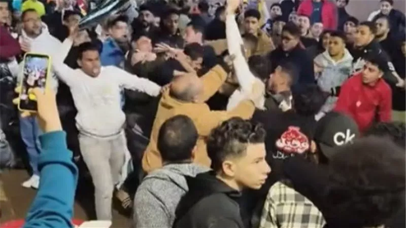  خناقة على الكراسي..القصة الكاملة لمشاجرة السحور داخل أشهر مطعم فول في رمسيس | شاهد