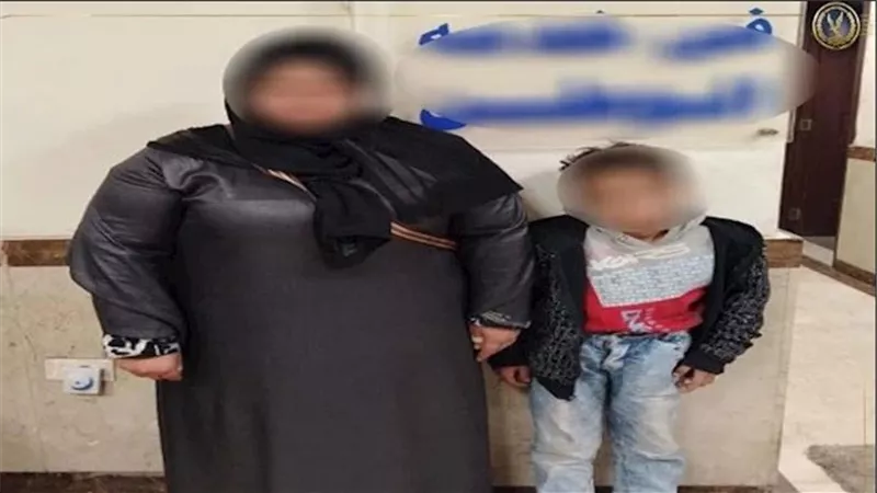 مشهد مرعب.. طفل يستجدي المارة ويتشبث بسيارة متحركة بالقاهرة