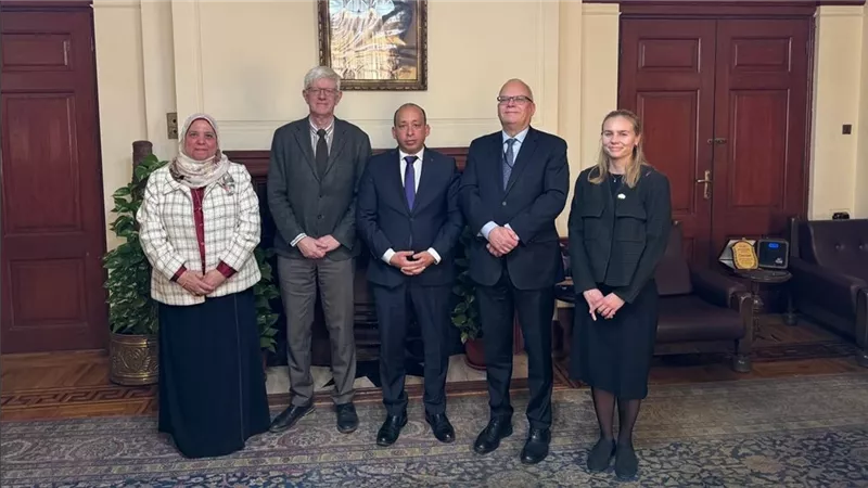 طب قصر العيني تستقبل السفير السويدي والبروفيسور يوهان كارلسون لتعزيز التعاون.. صور