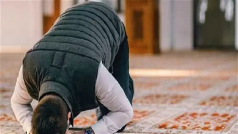أيهما أفضل ثوابًا.. أداء الصلاة في أول وقتها منفردًا أم في آخر وقتها جماعة؟