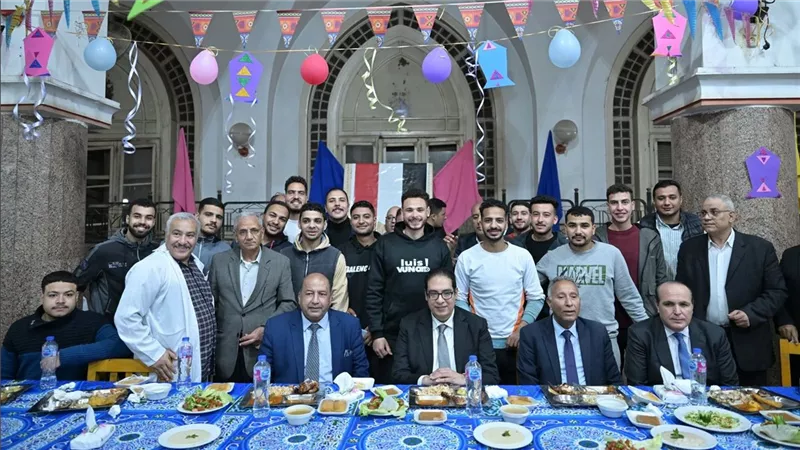 رئيس جامعة القاهرة يشارك طلاب المدينة الجامعية مائدة الإفطار.. صور
