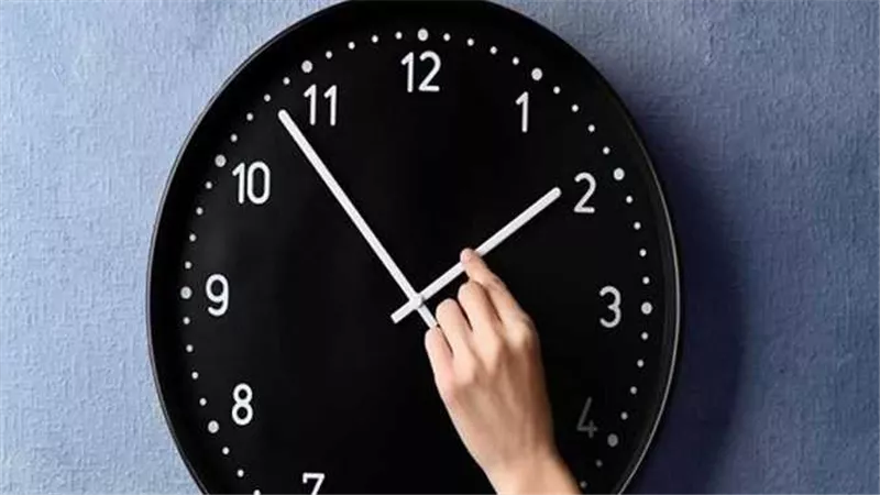 استعد لتقديم ساعتك.. آخر موعد للعمل بالتوقيت الشتوي 2025 وتطبيق الصيفي