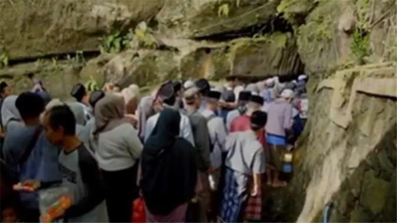 يقصده الآلاف ومياه صخوره تشبه زمزم.. قصة «كهف مقدس» يزعمون أنه ممر يؤدي إلى الكعبة | فيديو