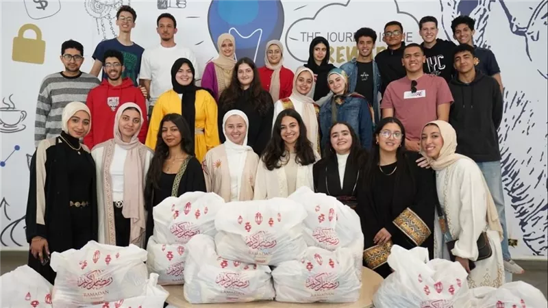 جامعة مصر للمعلوماتية تنظم حفل إفطار جماعي لطلابها وتوزع شنط رمضان علي العمالة بمدينة المعرفة