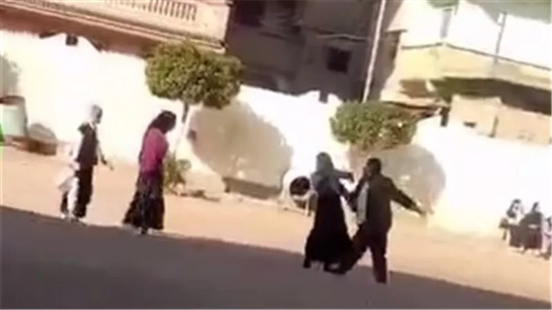 ضرب الطالبات بالشلوت.. قرار عاجل من التعليم ضد مدير مدرسة بالبحيرة بعد انتشار فيديو الواقعة | شاهد