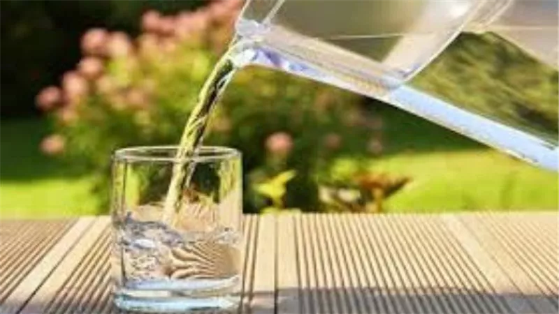 حالة واحدة لا تبطل الصيام.. حكم شرب الماء في نهار رمضان للحر الشديد