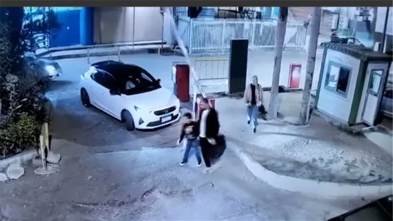 لقطات مروعة.. فتاة تدهس أب ونجله داخل جراج مركز تجاري بالإسكندرية | شاهد 