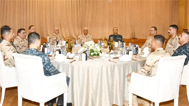 وزير الدفاع والإنتاج الحربى يتناول وجبة الإفطار مع مقاتلى القوات البحرية والمنطقة الشمالية العسكرية 