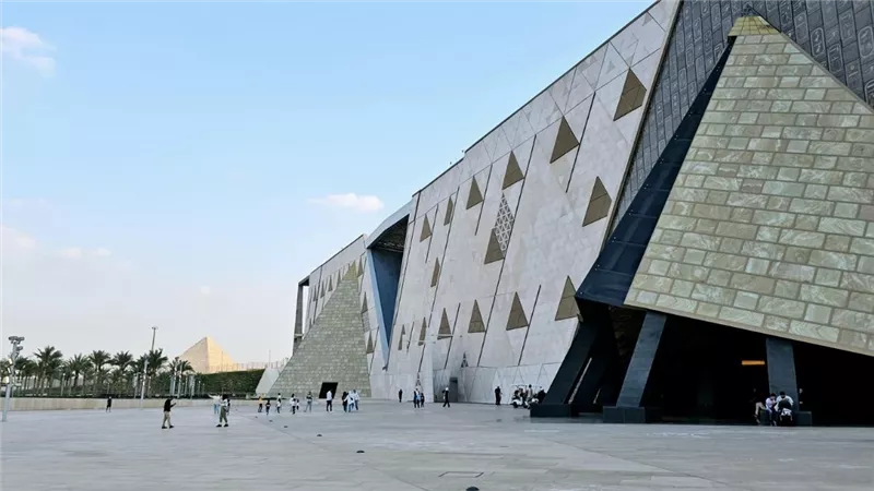 الجامعة الأمريكية بالقاهرة تتعاون مع المتحف المصري الكبير لتدريب المرشدين السياحيين والمصورين